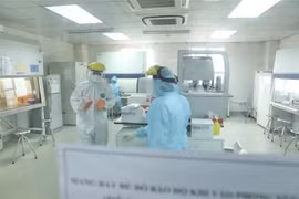 Bên trong khu xét nghiệm COVID-19 tại CDC Hà Nội. (Ảnh: Minh Quyết/TTXVN)