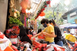 Khách hàng đang mua sắm quà tặng dịp Lễ tình nhân. (Ảnh: PV/Vietnam+)
