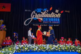 Viện sỹ, Phó Giáo sư-Tiến sỹ Nguyễn Ngọc Điện - Hiệu trưởng trường Đại học Hoa Sen đọc diễn văn và trao bằng cho Tân khoa Lương Hoàng Phú, Thủ khoa ngành Quản trị dịch vụ du lịch và lữ hành.