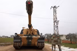 Binh sỹ và xe quân sự Thổ Nhĩ Kỳ được triển khai tại thị trấn Binnish, tỉnh Idlib, Syria, ngày 12/2/2020. (Ảnh: AFP/TTXVN)