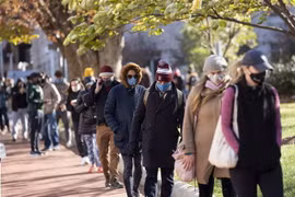 Người dân xếp hàng chờ xét nghiệm COVID-19 tại Washington, D.C., Mỹ. (Ảnh: THX/TTXVN)