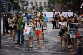 Khách du lịch tại Seoul, Hàn Quốc năm 2019. (Ảnh: AFP/TTXVN)