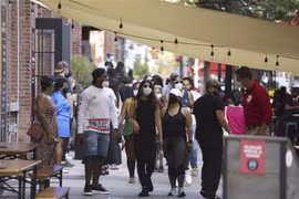Người dân đeo khẩu trang phòng dịch COVID-19 tại New York, Mỹ. (Ảnh: THX/TTXVN)