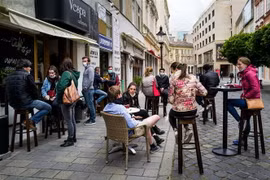 Một quán càphê đông khách tại Bratislava, Slovakia. (Ảnh: AFP/TTXVN)