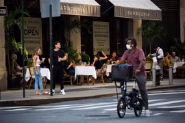 Một nhà hàng mở cửa phục vụ thực khách tại New York, Mỹ. (Ảnh: THX/TTXVN)