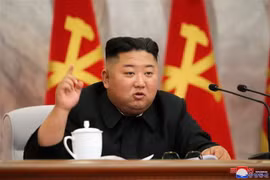 Nhà lãnh đạo Kim Jong-un chủ trì một cuộc họp. (Ảnh: Yonhap/TTXVN)