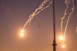 Trực thăng AH-64 Apache của quân đội Mỹ bay trên bầu trời thủ đô Baghdad, Iraq ngày 31/12/2019. (Ảnh: Reuters/TTXVN)