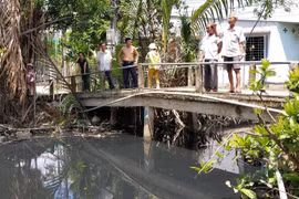 Người dân ấp 1 bức xúc vì nước kênh Xáng bị ô nhiễm đã lâu nhưng không được giải quyết. (Ảnh: Trần Thị Thu Hiền/TTXVN)