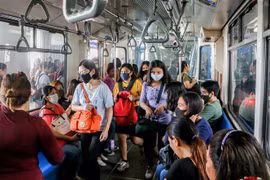 Người dân đeo khẩu trang phòng lây nhiễm COVID-19 tại Quezon, Philippines, ngày 13/3. (Ảnh: THX/TTXVN)