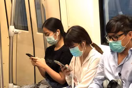 Người dân ở thủ đô Bangkok đeo khẩu trang để phòng chống dịch COVID-19 khi đi lại bằng phương tiện công cộng. (Ảnh: Ngọc Quang/TTXVN)