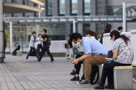 Người dân đeo khẩu trang phòng lây nhiễm COVID-19 tại Tokyo, Nhật Bản, ngày 31/7/2020. (Ảnh: THX/TTXVN)