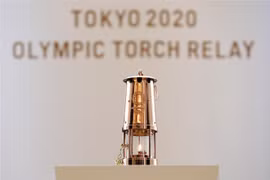 Ngọn đuốc Olympic 2020 được trưng bày tại trung tâm tập huấn bóng đá quốc gia Nhật Bản J-Village, tỉnh Fukushima, Nhật Bản ngày 1/4/2020. (Ảnh: THX/TTXVN)