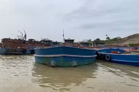 Liên tiếp phát hiện 3 tàu khai thác cát trái phép trên sông Hồng