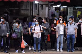Người dân đeo khẩu trang phòng dịch COVID-19 trên đường phố Hong Kong, Trung Quốc. (Ảnh: THX/TTXVN)