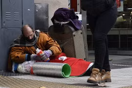 Người vô gia cư trên một đường phố ở Buenos Aires,Argentina. (Ảnh: AFP/TTXVN)