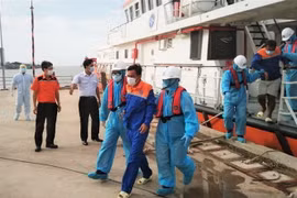 Hai thuyền viên Indonesia được đưa vào bờ an toàn. (Ảnh: TTXVN phát)