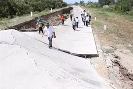 Hiện trường đoạn đê biển Tây bị sụt lún. (Ảnh: Huỳnh Thế Anh/TTXVN)