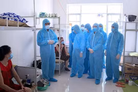 Đoàn công tác của Ban Chỉ đạo quốc gia phòng, chống dịch COVID-19 và lãnh đạo tỉnh Hải Dương kiểm tra thực tế công tác phòng, chống dịch tại khu cách ly tập trung Ký túc xá trường Đại học Hải Dương. (Ảnh: Mạnh Tú/TTXVN)