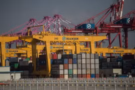Container hàng hóa được xếp tại cảng ở Incheon, Hàn Quốc. (Ảnh: AFP/TTXVN)
