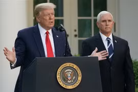 Tổng thống Mỹ Donald Trump (trái) và Phó Tổng thống Mike Pence trong cuộc họp báo về dịch COVID-19 tại Nhà Trắng ngày 27/4/2020. (Ảnh: AFP/ TTXVN)