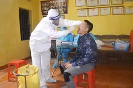 Lấy mẫu xét nghiệm COVID-19 cho người dân thôn Hạ Lôi (Xã Mê Linh, huyện Mê Linh). (Ảnh: TTXVN)