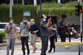 Người dân đeo khẩu trang phòng lây nhiễm COVID-19 tại Jakarta, Indonesia. (Ảnh: THX/ TTXVN)