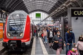 Người dân đeo khẩu trang phòng lây nhiễm COVID-19 tại nhà ga tàu hỏa ở Frankfurt, Đức. (Ảnh: THX/TTXVN)