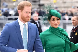 Meghan Markle trở lại London với những bộ cánh "gây thương nhớ"