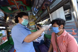 Kiểm tra thân nhiệt tại hành khách ở thủ đô Bangkok, Thái Lan nhằm ngăn chặn dịch COVID-19 lây lan. Ảnh: THX/TTXVN)