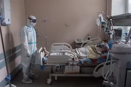 Nhân viên y tế điều trị cho bệnh nhân COVID-19 tại bệnh viện ở Tver, Nga. (Ảnh: THX/TTXVN)