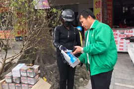 Người dân đổ xô mua khẩu trang với giá 200.000 đồng/hôp/50 cái. (Ảnh: Trịnh Duy Hưng/TTXVN)