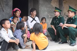 Bộ đội biên phòng Lai Châu tuyên truyền, phổ biến, giáo dục pháp luật tới người dân xã biên giới Dào San, huyện Phong Thổ. (Ảnh: Nguyễn Công Hải/TTXVN)