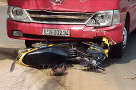 Xe khách đâm trực diện xe máy, ba người trong một gia đình tử vong