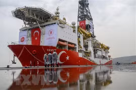 Tàu thăm dò dầu khí Yavuz của Thổ Nhĩ Kỳ neo tại cảng Dilovasi, ngoại ô Istanbul, trước khi được triển khai tới vùng biển ngoài khơi CH Cyprus, ngày 20/6/2019. (Ảnh: AFP/TTXVN)
