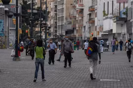 Người dân đeo khẩu trang phòng lây nhiễm COVID-19 tại Caracas, Venezuela. (Ảnh: AFP/TTXVN)