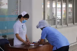 Bệnh viện Chợ Rẫy thực hiện khai báo y tế, sàng lọc người ra vào bệnh viện. (Ảnh: Đinh Hằng/TTXVN)