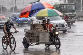 Người dân đeo khẩu trang phòng lây nhiễm COVID-19 tại Manila, Philippines. (Ảnh: THX/TTXVN)