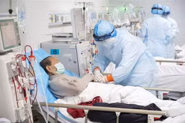 Nhân viên y tế điều trị bệnh nhân nhiễm COVID-19 tại bệnh viện ở Vũ Hán, tỉnh Hồ Bắc, Trung Quốc, ngày 21/3/2020. (Ảnh: THX/TTXVN)