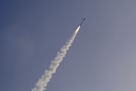 Tên lửa được phóng từ hệ thống “Vòm Sắt” ở thành phố Ashkelon, Israel để đánh chặn rocket từ Dải Gaza năm 2019. (Ảnh: AFP/TTXVN)