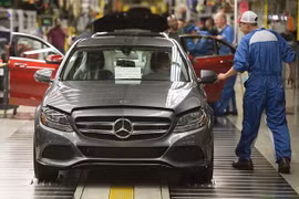 Mẫu xe C-Class của Mercedes-Benz tại nhà máy ở Vance, Alabama, Mỹ. (Ảnh: AFP/TTXVN)