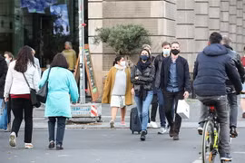 Người dân đeo khẩu trang phòng lây nhiễm COVID-19 tại Berlin, Đức. (Ảnh: THX/TTXVN)