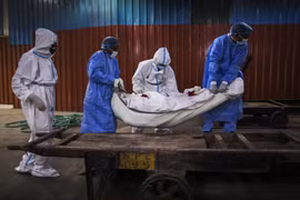 Chuyển thi thể bệnh nhân tử vong do COVID-19 tại New Delhi, Ấn Độ. (Ảnh: AFP/TTXVN)