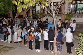 Những công dân từ nước ngoài trở về tại khu cách ly. (Ảnh: Nam Thái/TTXVN)