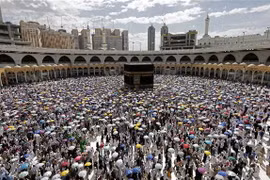 Tín đồ Hồi giáo tại Nhà thờ Lớn ở Thánh địa Mecca năm 2019. (Ảnh: AFP/TTXVN)