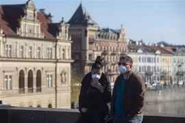 Người dân đeo khẩu trang phòng COVID-19 tại Prague, Cộng hòa Séc. (Ảnh: AFP/TTXVN)