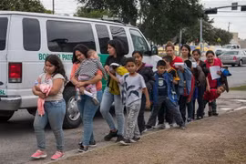 Người di cư tới trung tâm tiếp nhận ở McAllen, Texas, Mỹ. (Ảnh: AFP/TTXVN)