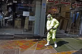 Phun thuốc khử trùng nhằm ngăn ngừa sự lây lan của dịch bệnh COVID-19 tại Tehran, Iran ngày 5/3/2020. (Ảnh: AFP/TTXVN)