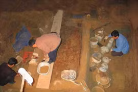 Các nhà khảo Trung Quốc khai quật một ngôi mộ cổ. (Nguồn: china.org)