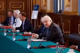 Thủ tướng Anh Boris Johnson (thứ 2, phải) phát biểu tại cuộc họp nội các ở London ngày 15/9/2020. (Ảnh: AFP/TTXVN)