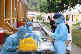 Lấy mẫu xét nghiệm SARS-CoV-2 cho 185 công dân trong khu vực cách ly. (Ảnh: Hoa Mai/TTXVN)